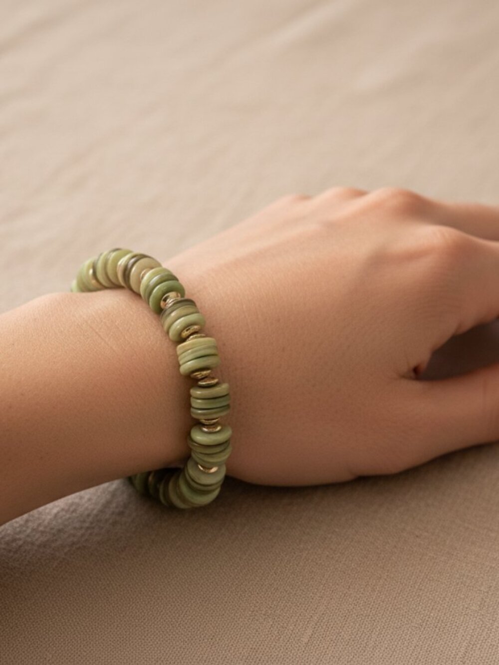 Boho Sage Green & Gold Disc Stretch Bracelet – Earthy Neutral Beaded Bracelet